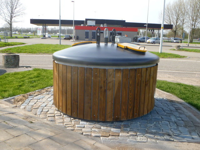 Tièrso staal-beton bij een tankstation