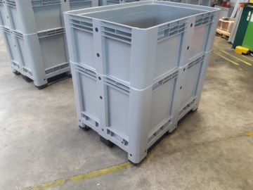 Palletbox 470 liter, 1200x800x780 mm op 3 sleden lichtgrijs
