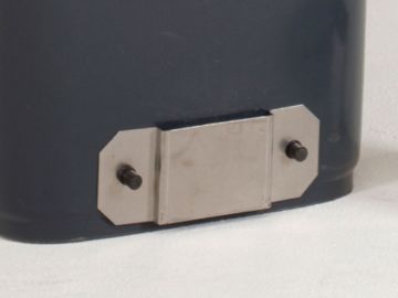 Mounting plate for container lifter