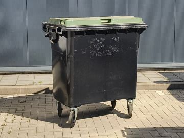 Wheelie bin 770L, 1371x779x1316 mm dark grey-green, light signs of use
