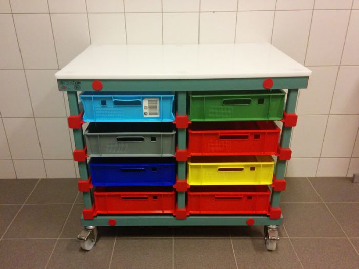 Voorbereidingstafel 1000x666x920 mm, 2x4 bakken, 6 zwenkwielen