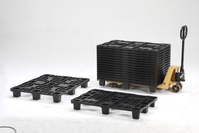 Kunststof pallets gestapeld Kunststof pallets gestapeld