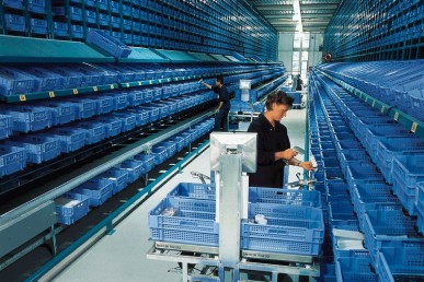 Draai-stapelkratten in het magazijn
