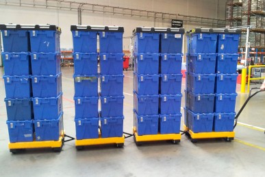 Distributiebakken stevig gestapeld dankzij palletdeksels Distributiebakken stevig gestapeld dankzij palletdeksels